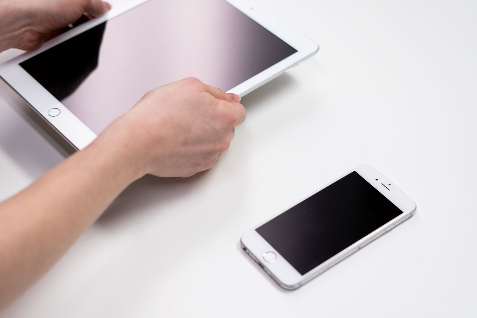 iPhone next to an iPad for making iPhone calls on iPad